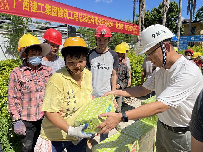 （修圖）陸烜為工人發(fā)放清涼慰問品。容芝雅 攝.jpg